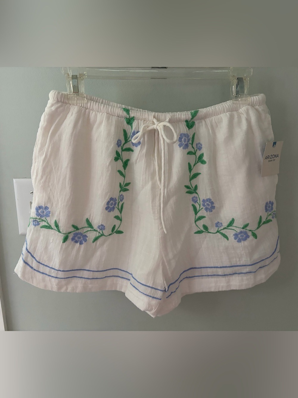 NWT White Cotton Blend Embroidered Floral Shorts Arizona Size Small